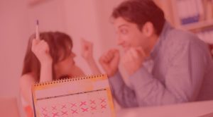 Imagen de una pareja anotando en un calendario una fecha específica para tener sexo