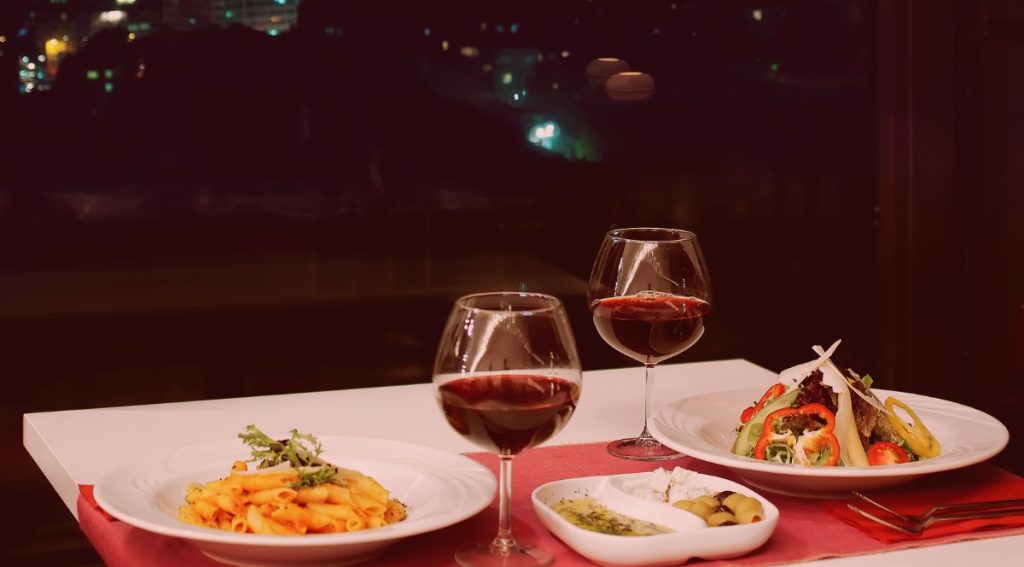 Foto ilustrativa de cena romantica en un restaurante en San Jose, Costa Rica