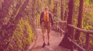 Hombre soltero paseando por senderos de Costa Rica y disfrutando de las ventajas de ser soltero a los 30