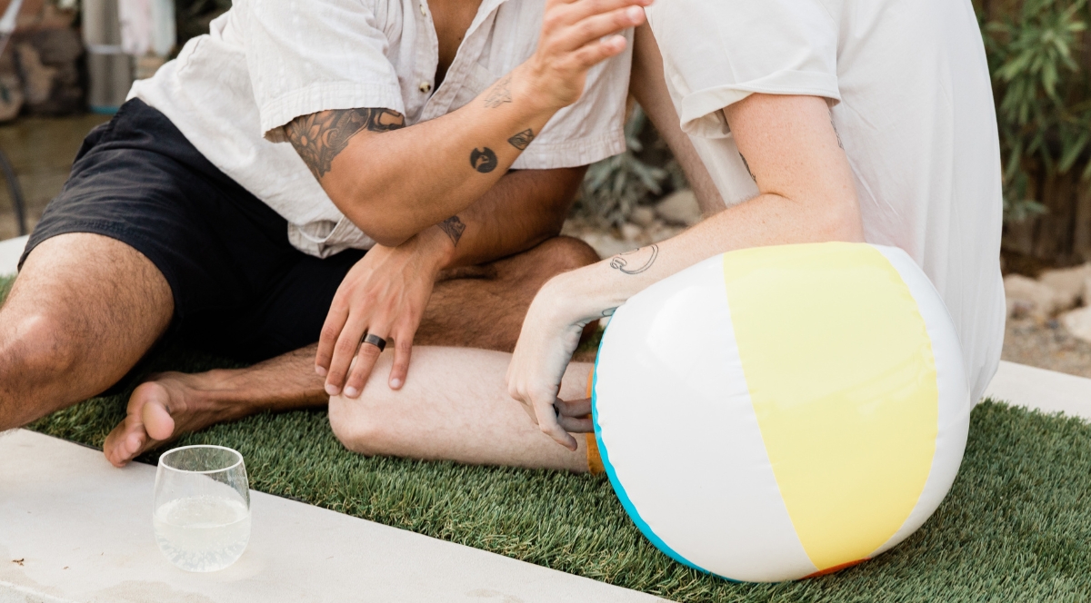 Pareja disfrutando en un hotel gay