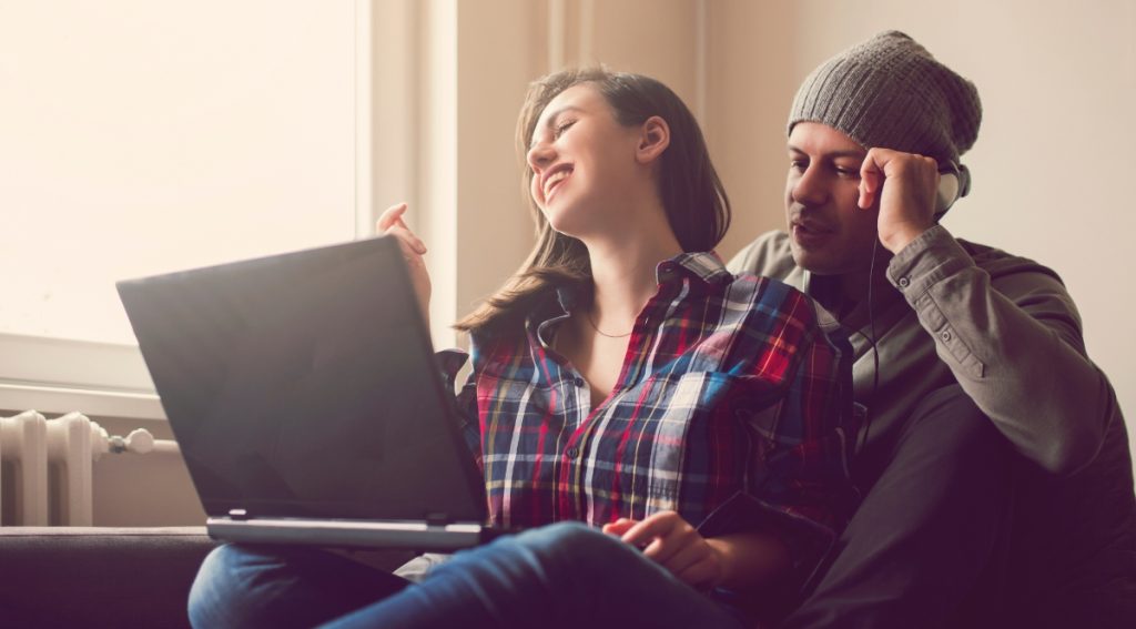 Esposos escuchando canciones de aniversario