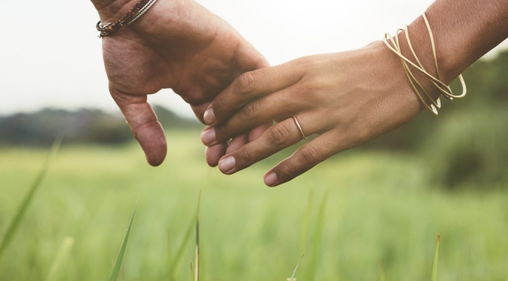 pareja de esposos dando un paseo